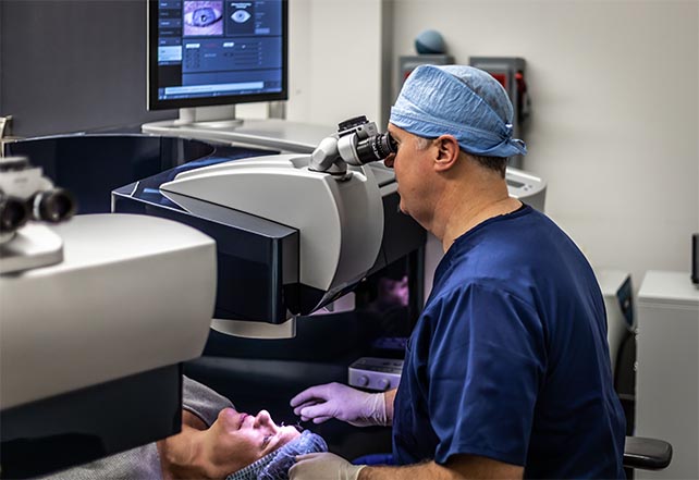 WaveLight® FS200 Femtosecond Laser Treatment